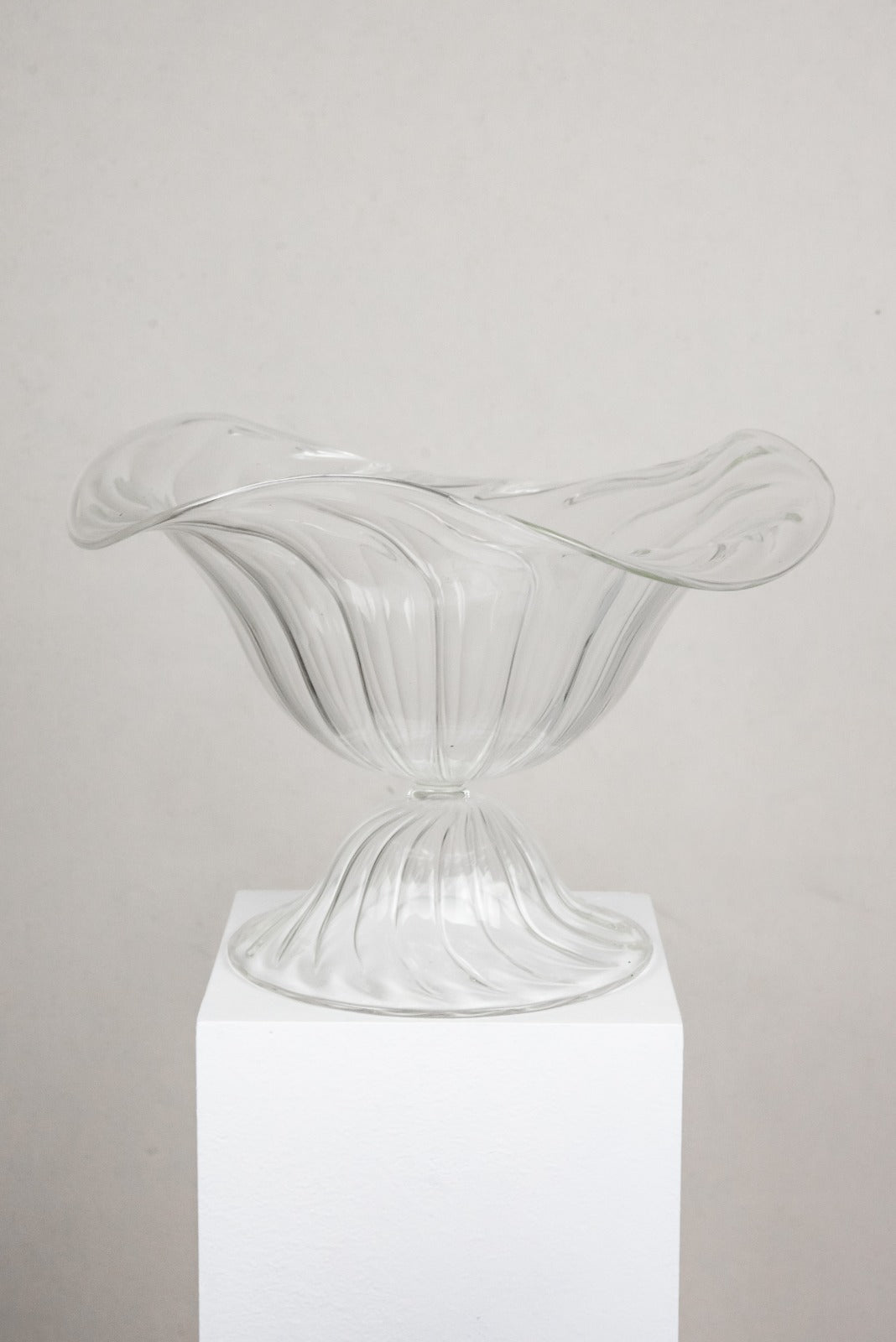 Waved Stand
