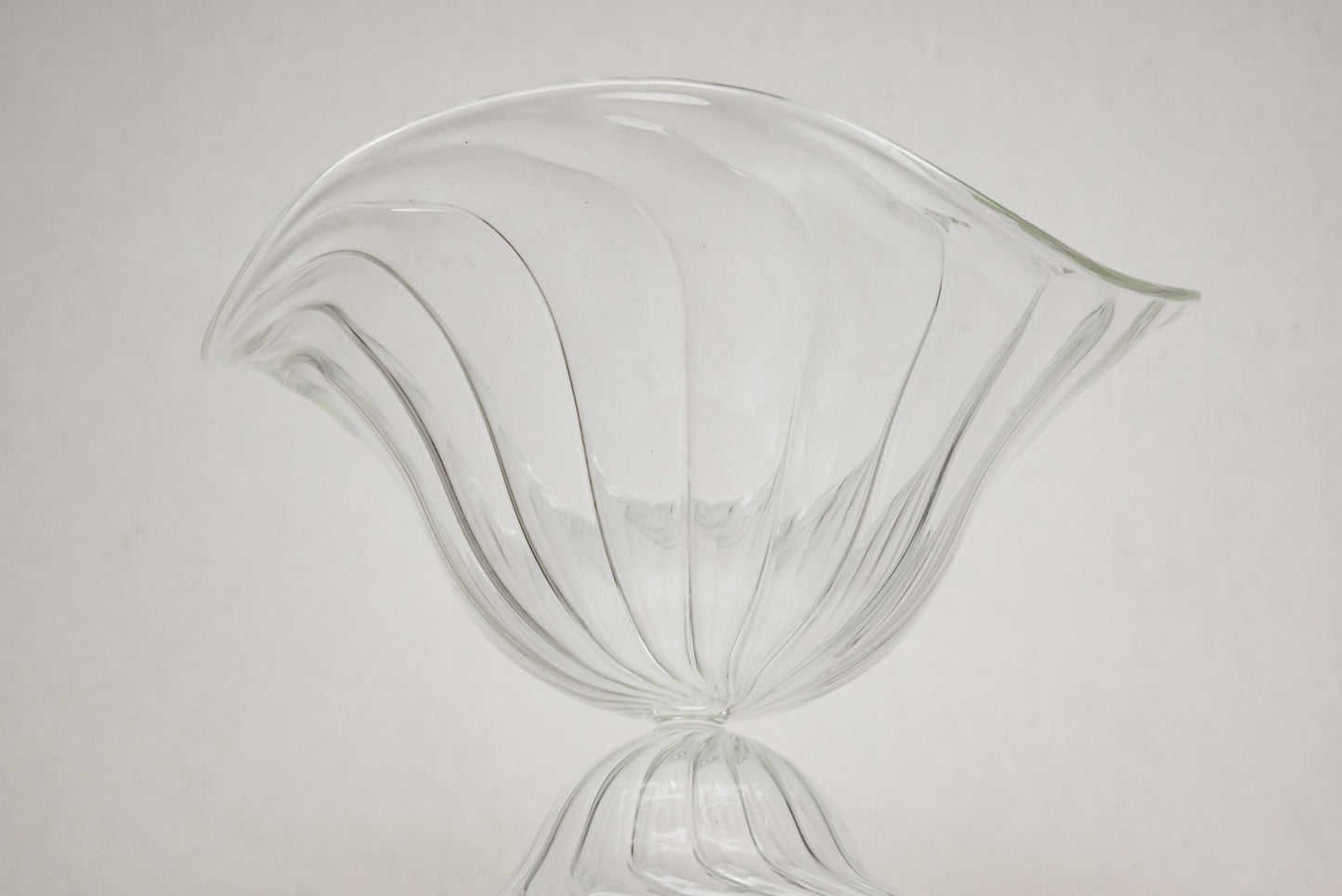 Waved Stand